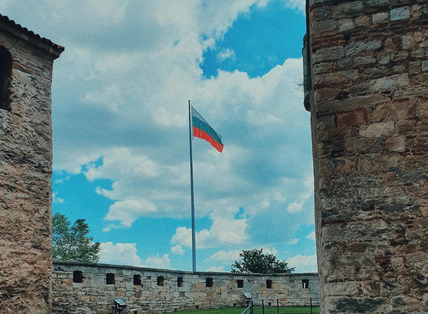 La bandiera bulgara sventola tra le mura di una fortezza medievale