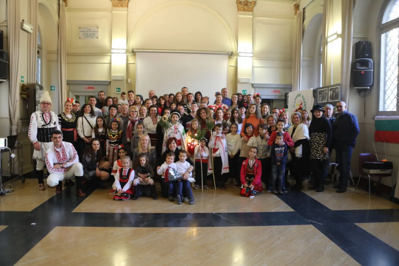 La comunità della scuola riunita in costumi tradizionali bulgari