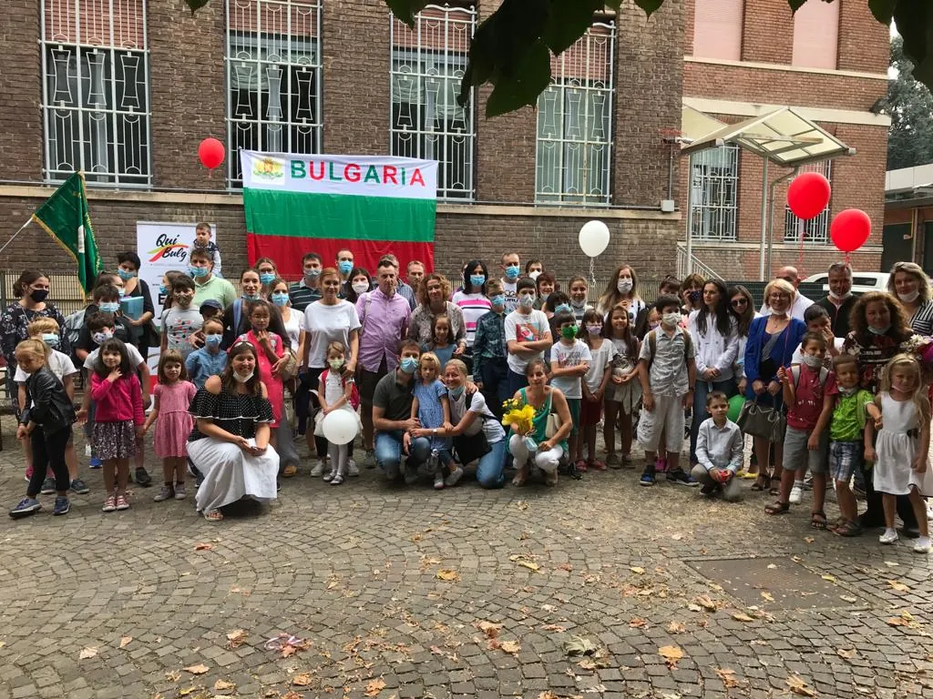 Bambini e famiglie della scuola in festa all'aperto con la bandiera bulgara
