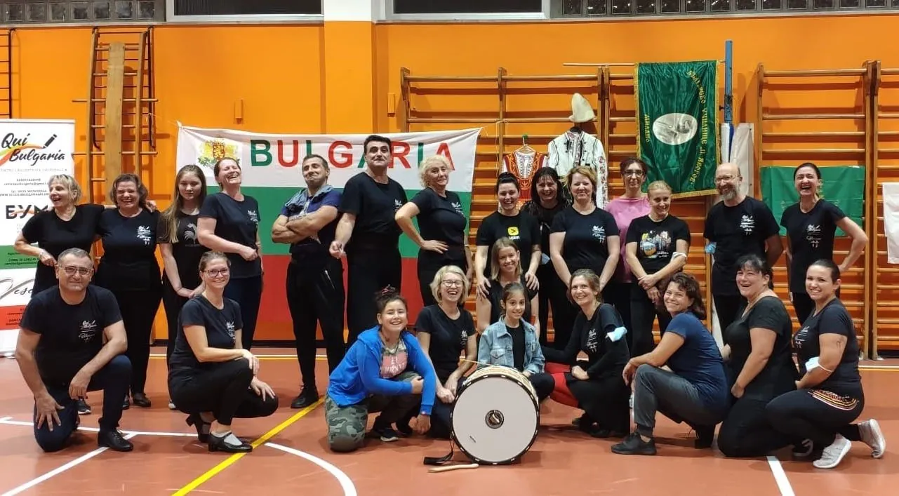 Il gruppo di danza Veselie con la bandiera bulgara