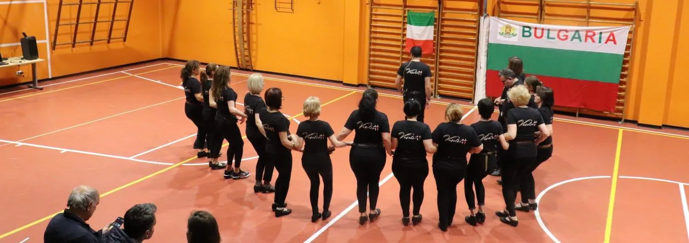 Il gruppo Veselie balla l'horo tenendosi per mano